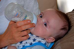 Advantages of Bottles for Breastfeeding Infants